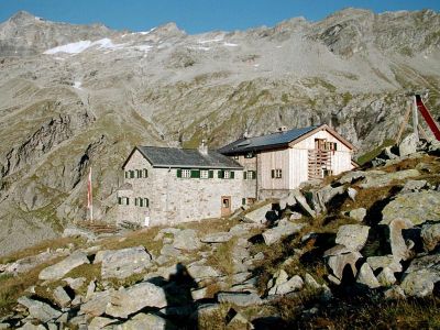 002-Das Friesenberghaus in der Morgensonne